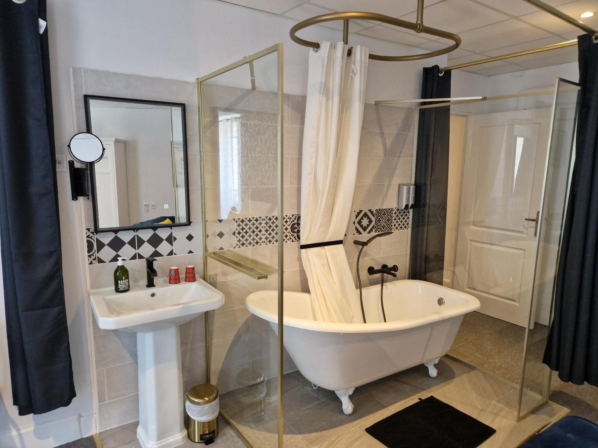Le Manoir- Cluny Bed & Breakfast Exterior foto